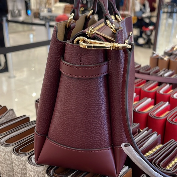 Michael Kors Reed Small Satchel Crossbody Center Zip Bag
Color: OXBLOOD
NWT - Picture 7 of 16